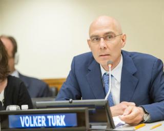 Volker Turk briefs Member States in 2016 as then-Assistant High Commissioner for Protection. 